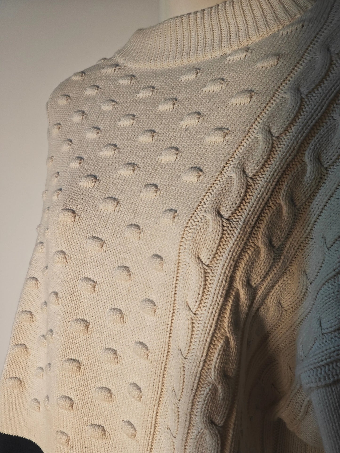 Pull Mango rayé blanc et marine, de Mango, avec texture à points en relief et torsades.

