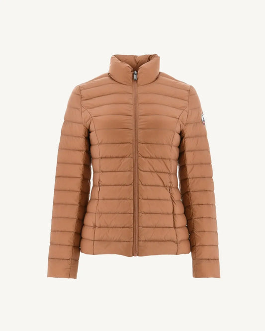 Doudoune caramel de Jott, avec fermeture éclair centrale et badge logo sur la manche.