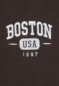 Sweat à capuche marron de Pier One avec inscription blanche "Boston USA 1987".
