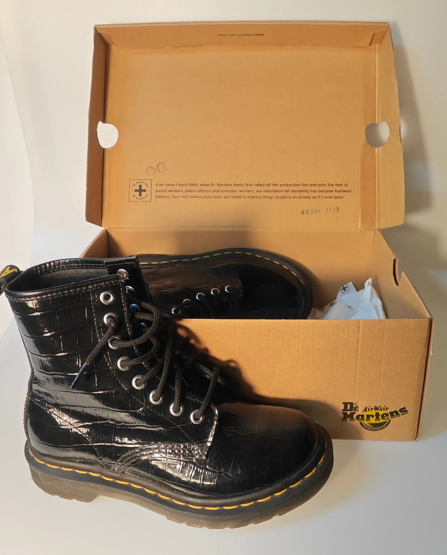 Dr. Martens noires effet croco – Style vernis – Boots iconiques Pointure 36 Dr Martens