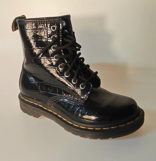 Dr. Martens noires effet croco – Style vernis – Boots iconiques Pointure 36 Dr Martens