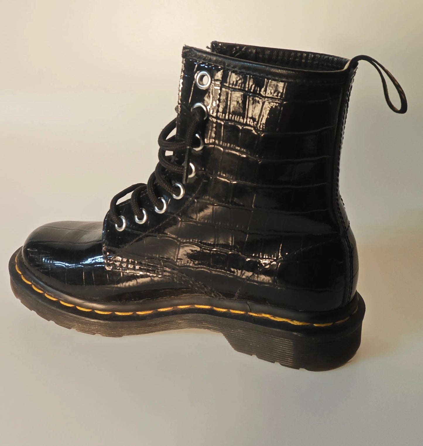 Dr. Martens noires effet croco – Style vernis – Boots iconiques Pointure 36 Dr Martens