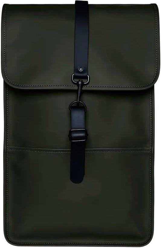 Sac à dos vert grand modèle de Rains, avec une fermeture à boucle noire sur le devant.
