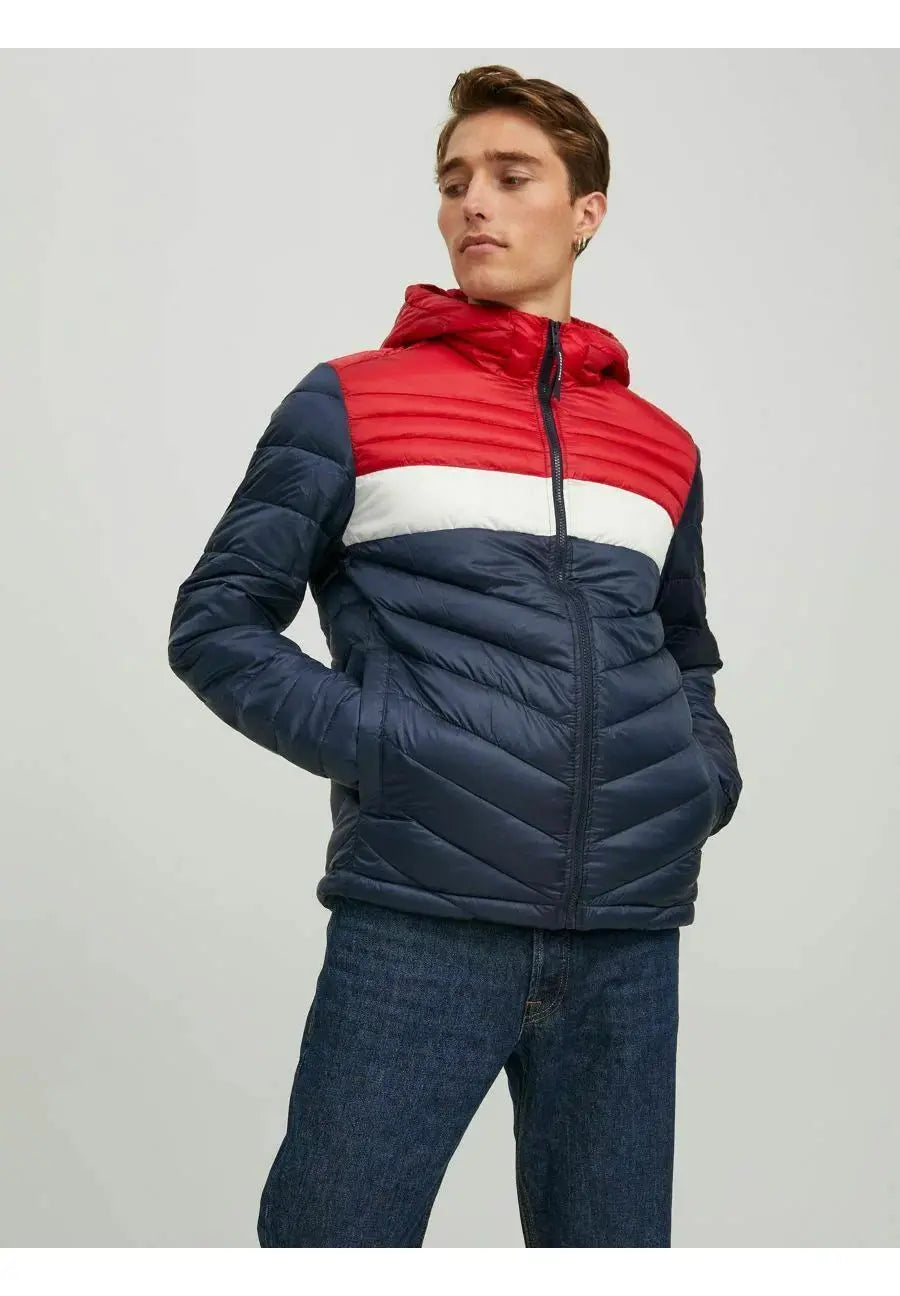Veste d'hiver bleu marine de Jack & Jones, à capuche et motifs color block rouge, blanc, sur jean bleu.