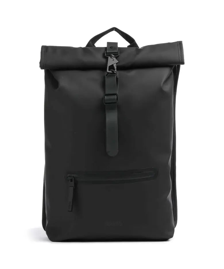Sac à dos noir de Rains avec fermeture à enroulement et sangle à boucle, poche zippée sur le devant.