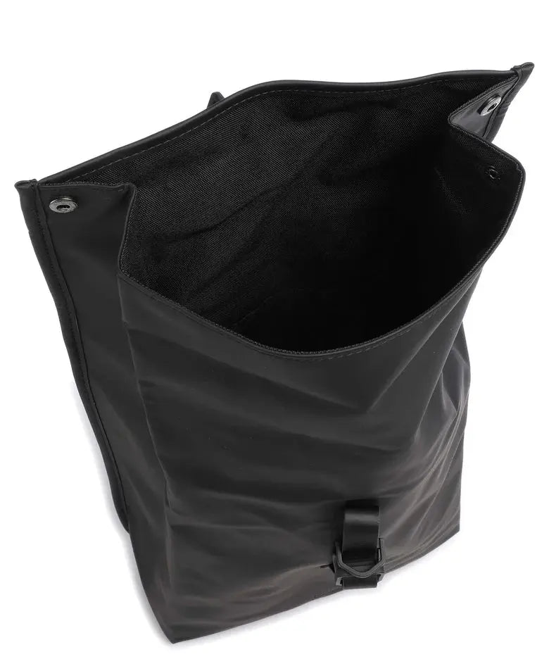 Sac à dos noir en tissu imperméable par Rains, avec fermeture enroulable et détails épurés.