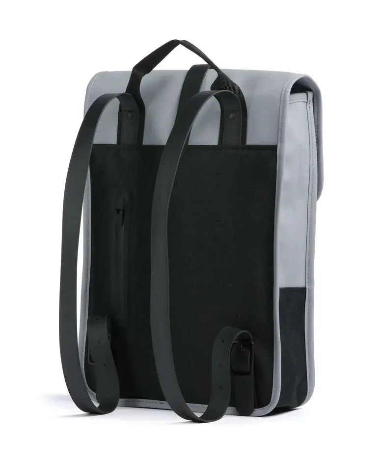 Sac à dos gris Rains avec bretelles noires, vue arrière et poche zippée.
