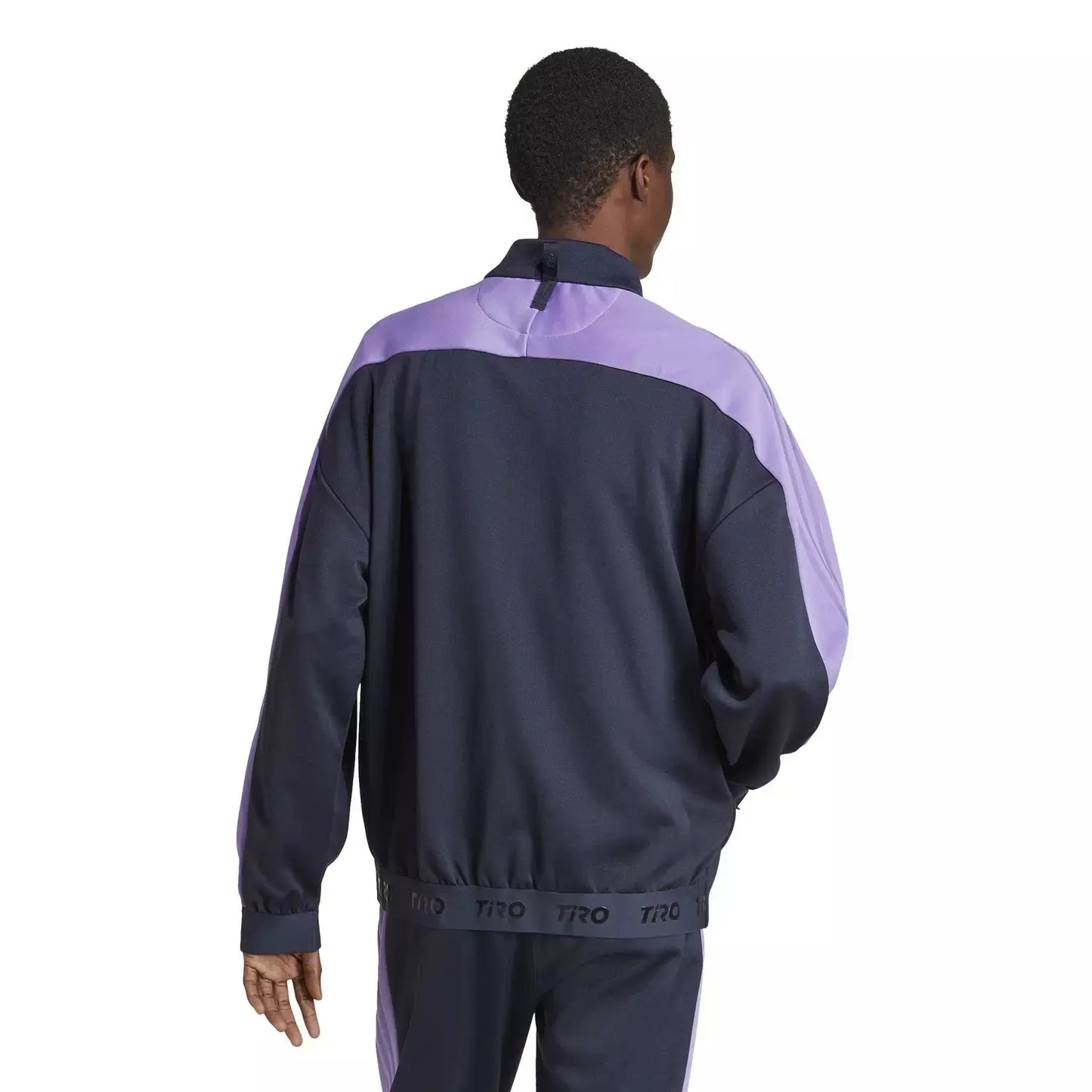 Veste de survêtement bicolore par Adidas, avec le motif "Tiro" imprimé sur la bordure, vue de dos.
