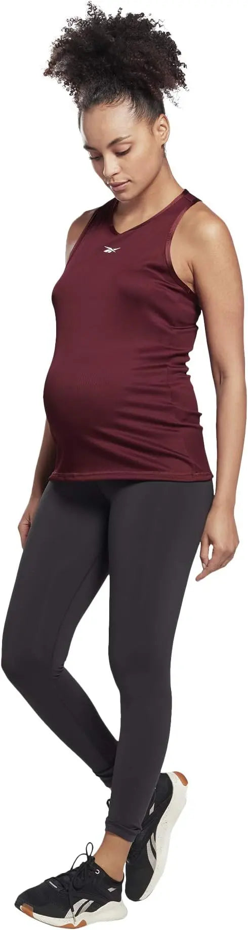 Débardeur de maternité bordeaux de Reebok, porté avec legging gris et chaussures de sport noires.