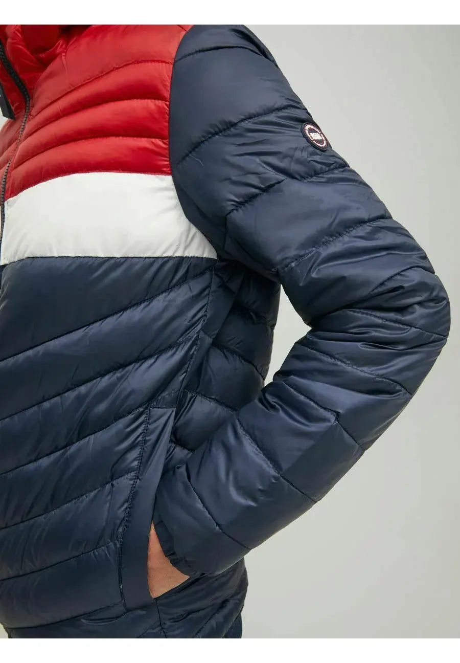 Veste d'hiver rembourrée bleu marine de Jack & Jones, avec capuche et empiècements rouge et blanc.