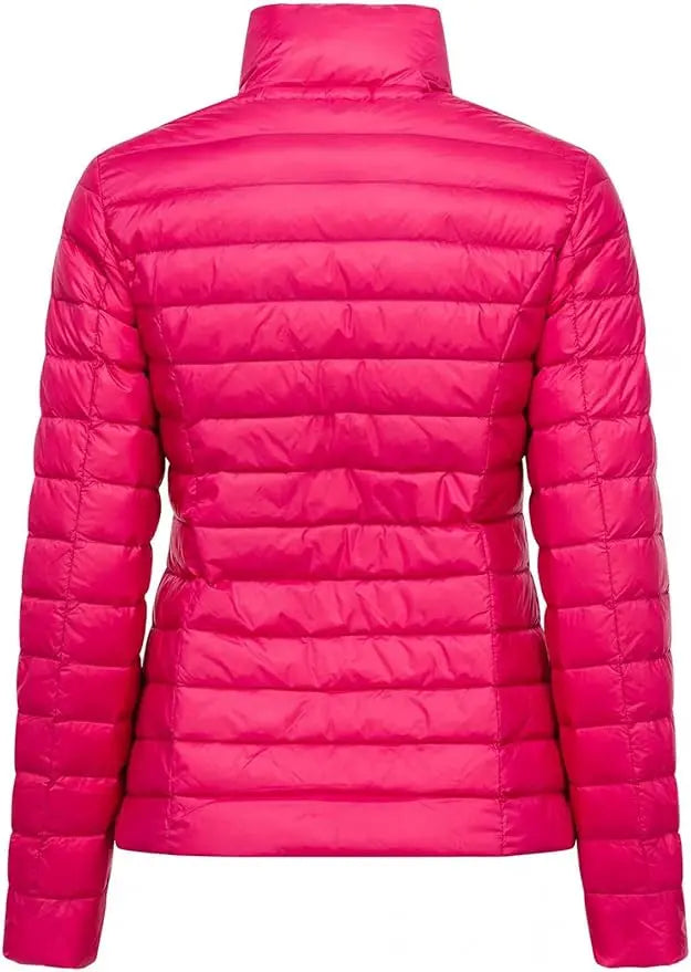 Doudoune rose cherry JOTT avec un col montant et un matelassage horizontal sur l'ensemble.
