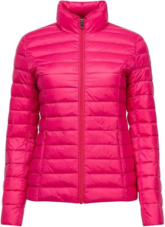Doudoune rose vif de Jott, avec fermeture éclair et matelassage horizontal.