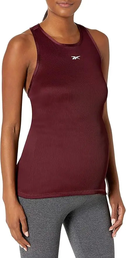 Débardeur de maternité bordeaux de Reebok, à texture côtelée verticale, porté avec un legging gris chiné.
