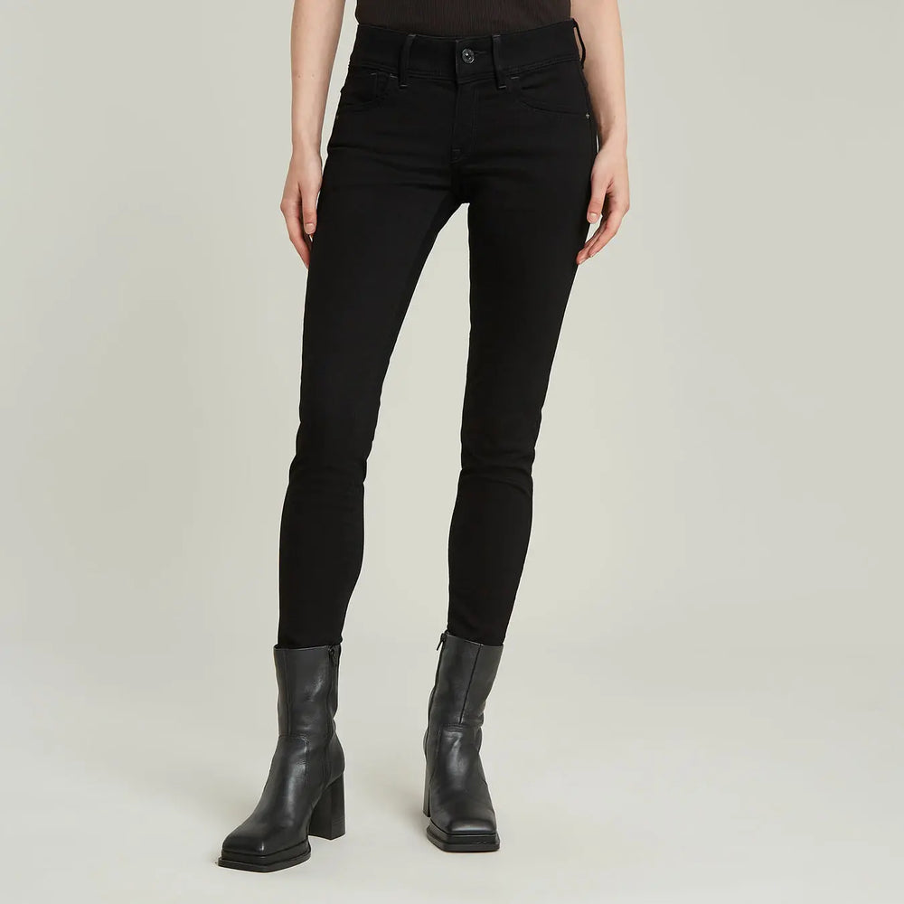 Jean skinny noir G-Star RAW, porté avec des bottines en cuir noir.
