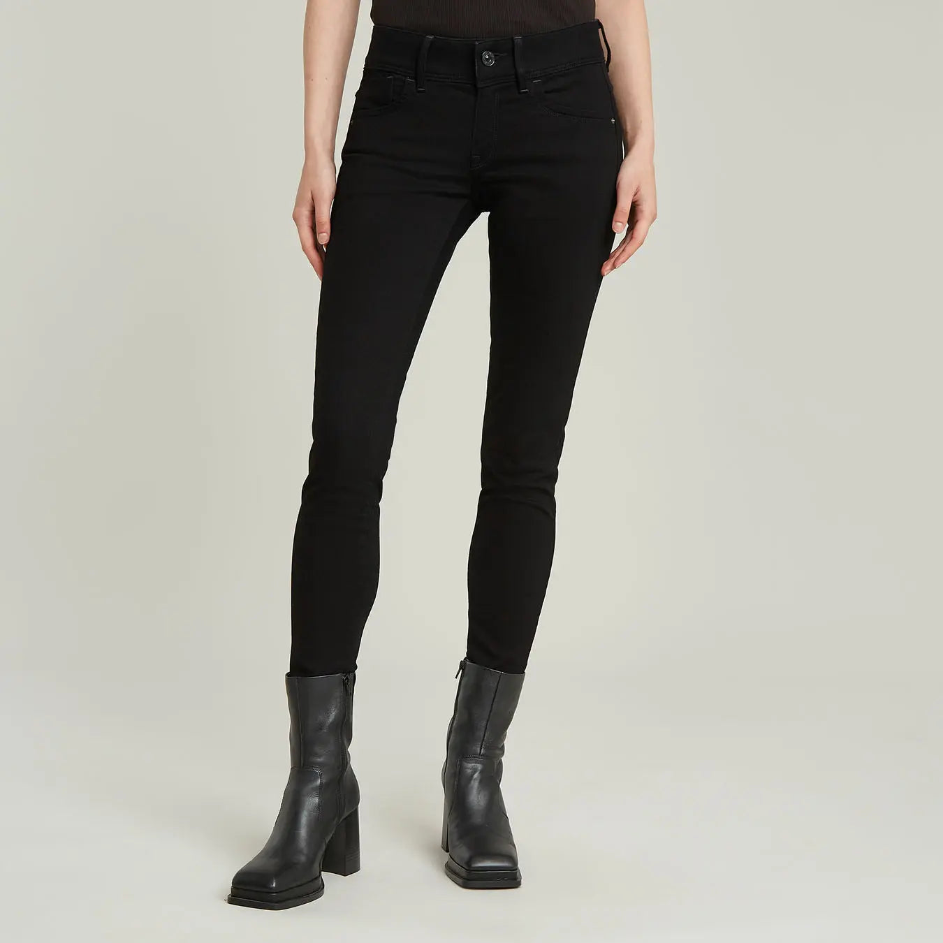 Jean skinny noir G-Star RAW, porté avec des bottines en cuir noir.
