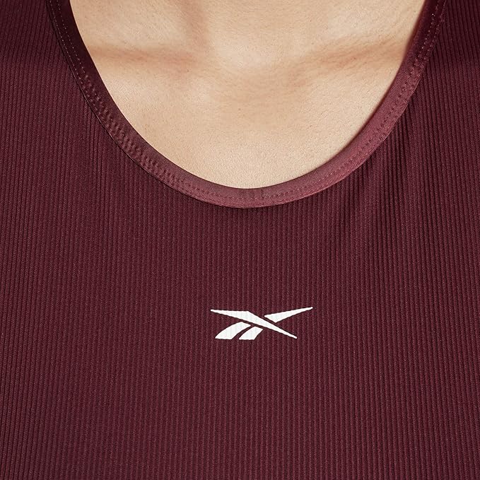 Débardeur de maternité bordeaux de Reebok, en maille côtelée avec un logo blanc sur le devant.