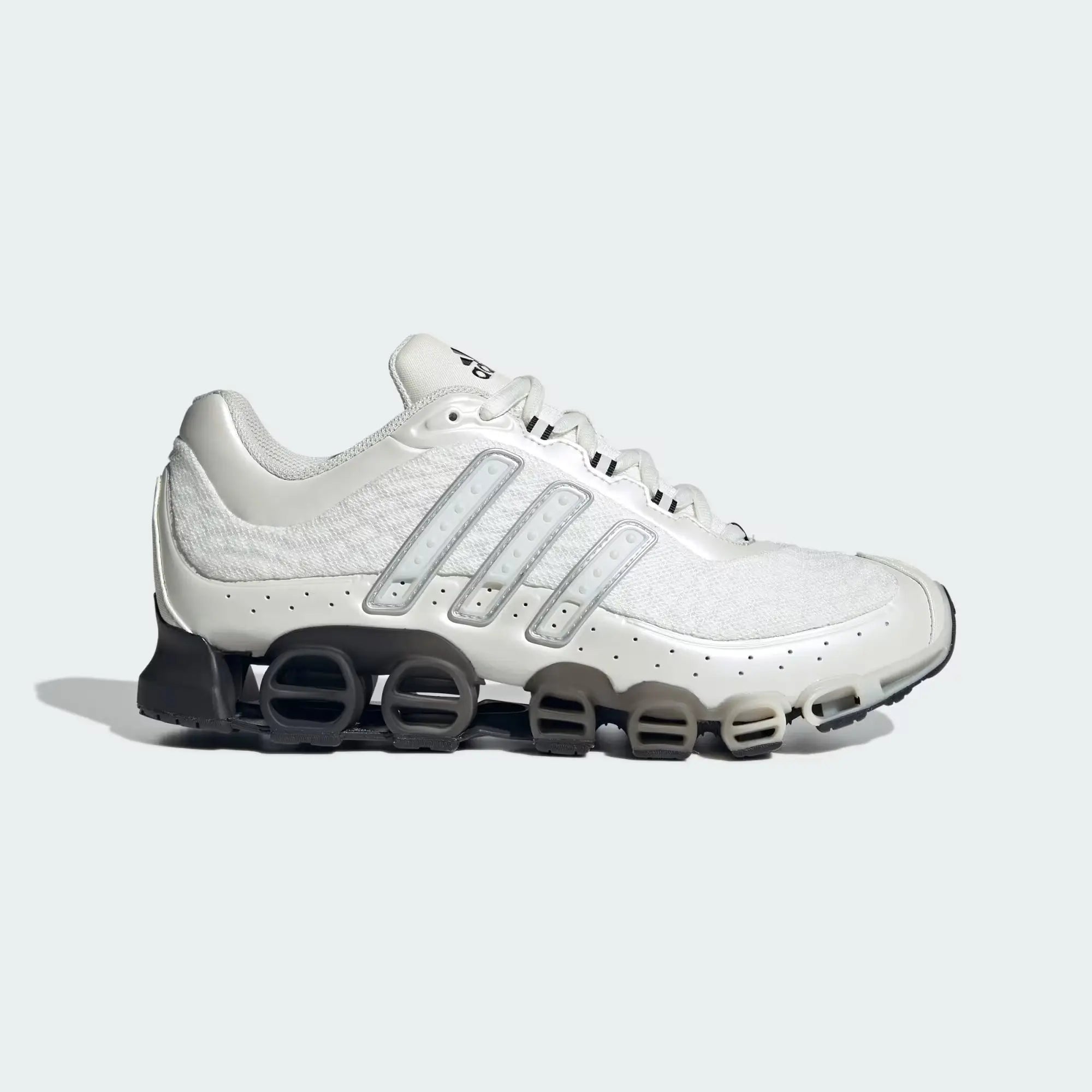 Chaussure de sport blanche, Adidas Megaride par Adidas, avec semelle à tubes noirs et détails argentés.