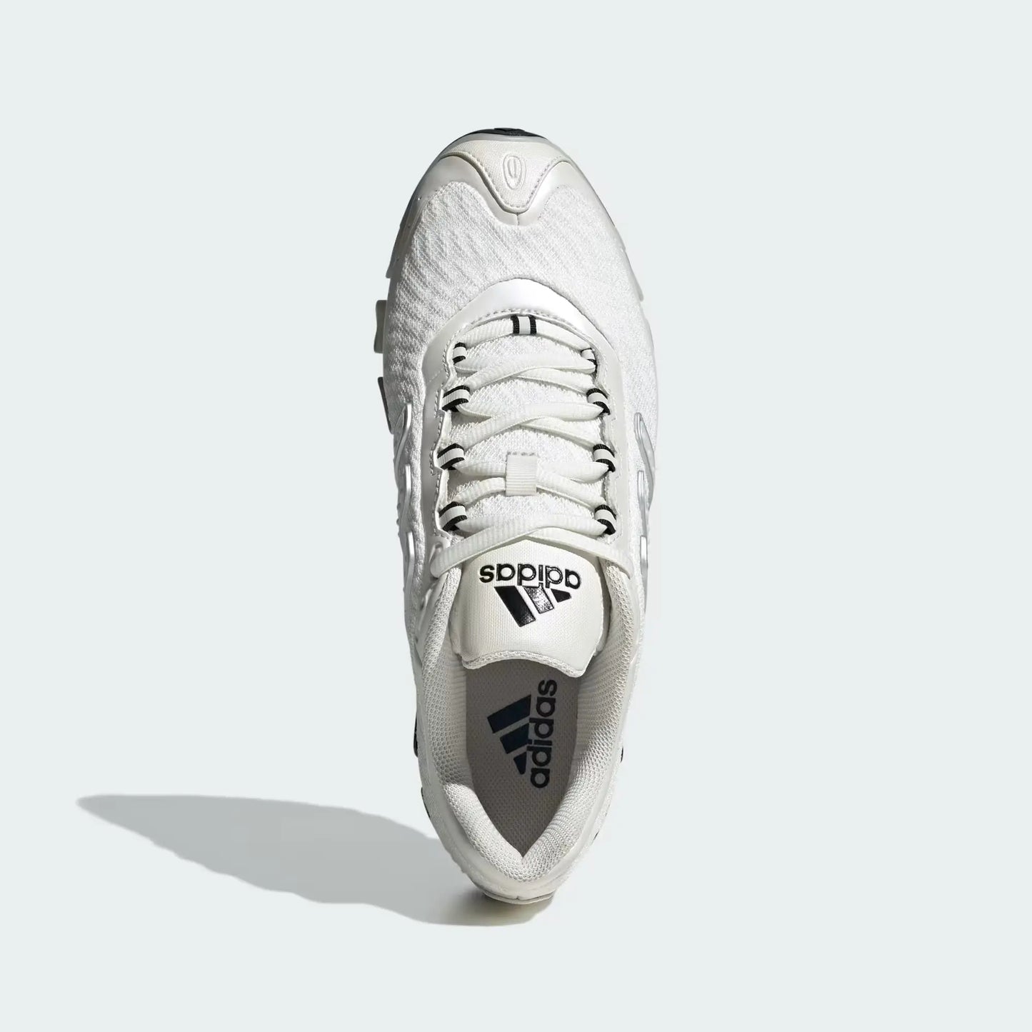 Chaussure de sport blanche Adidas avec lacets noirs et logo sur la languette.