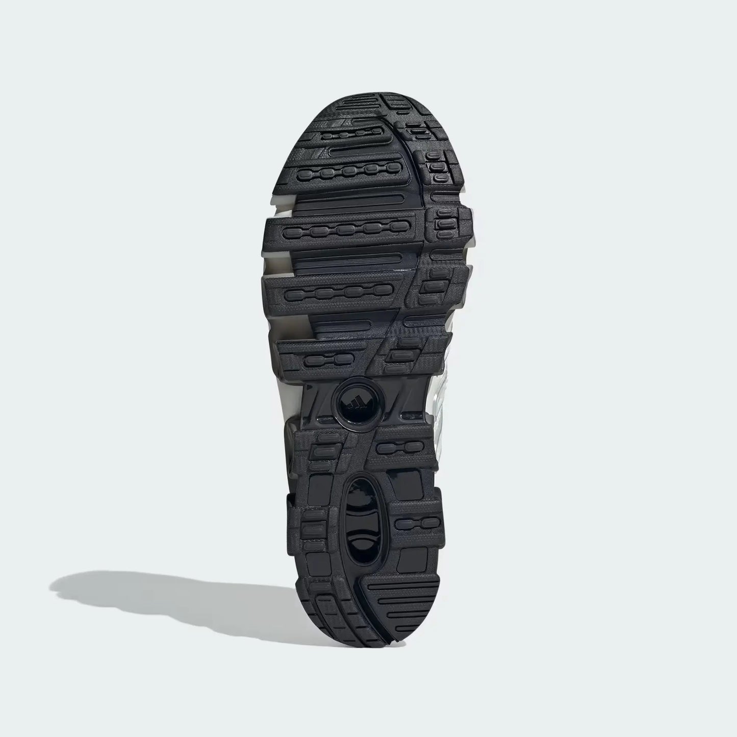 Semelle de chaussure de sport noire par Adidas, avec motif texturé adhérent.