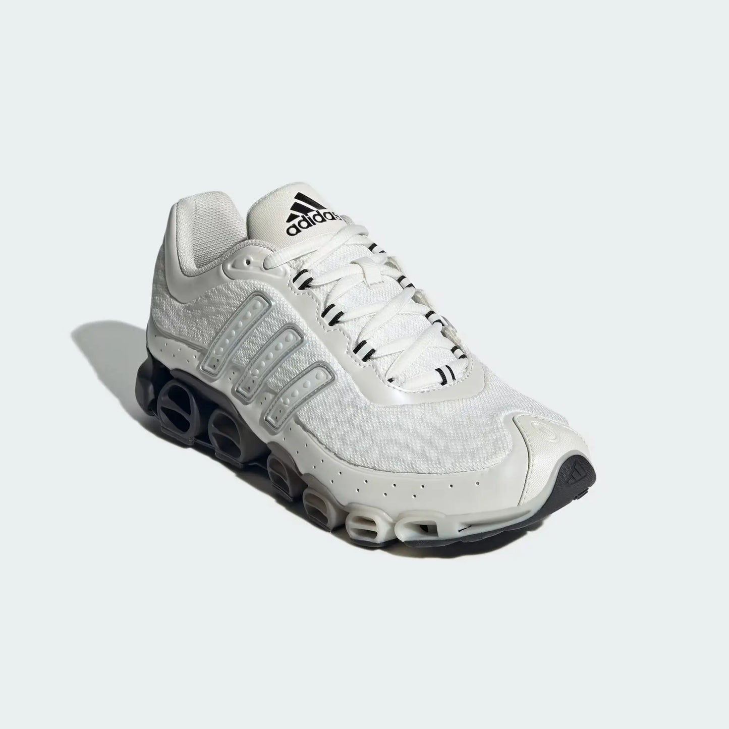 Baskets blanches de sport, Adidas, avec motif tressé et semelle extérieure noire sculptée.
