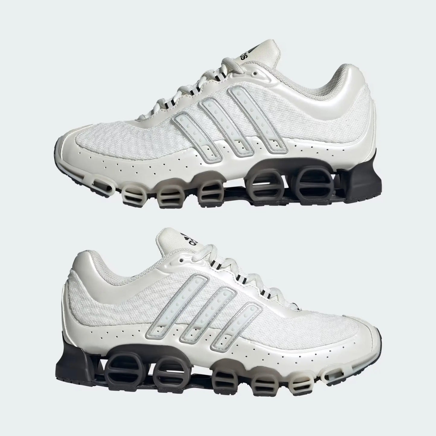 Baskets Adidas Megaride blanches, par Adidas, avec des rayures argentées et une semelle sculptée noire et grise.