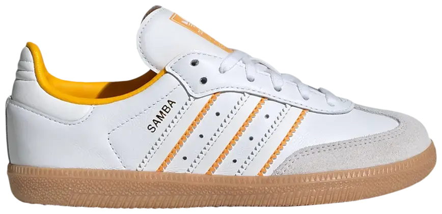 Chaussure de sport blanche en cuir par Adidas, avec trois rayures orange et semelle marron.