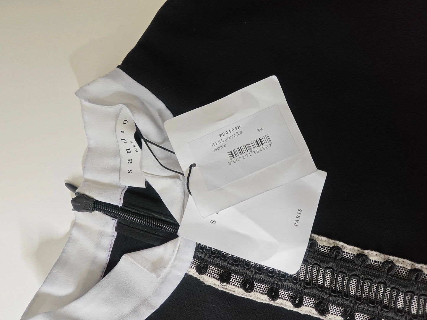 Robe Sandro Paris – noire avec col blanc Sandro