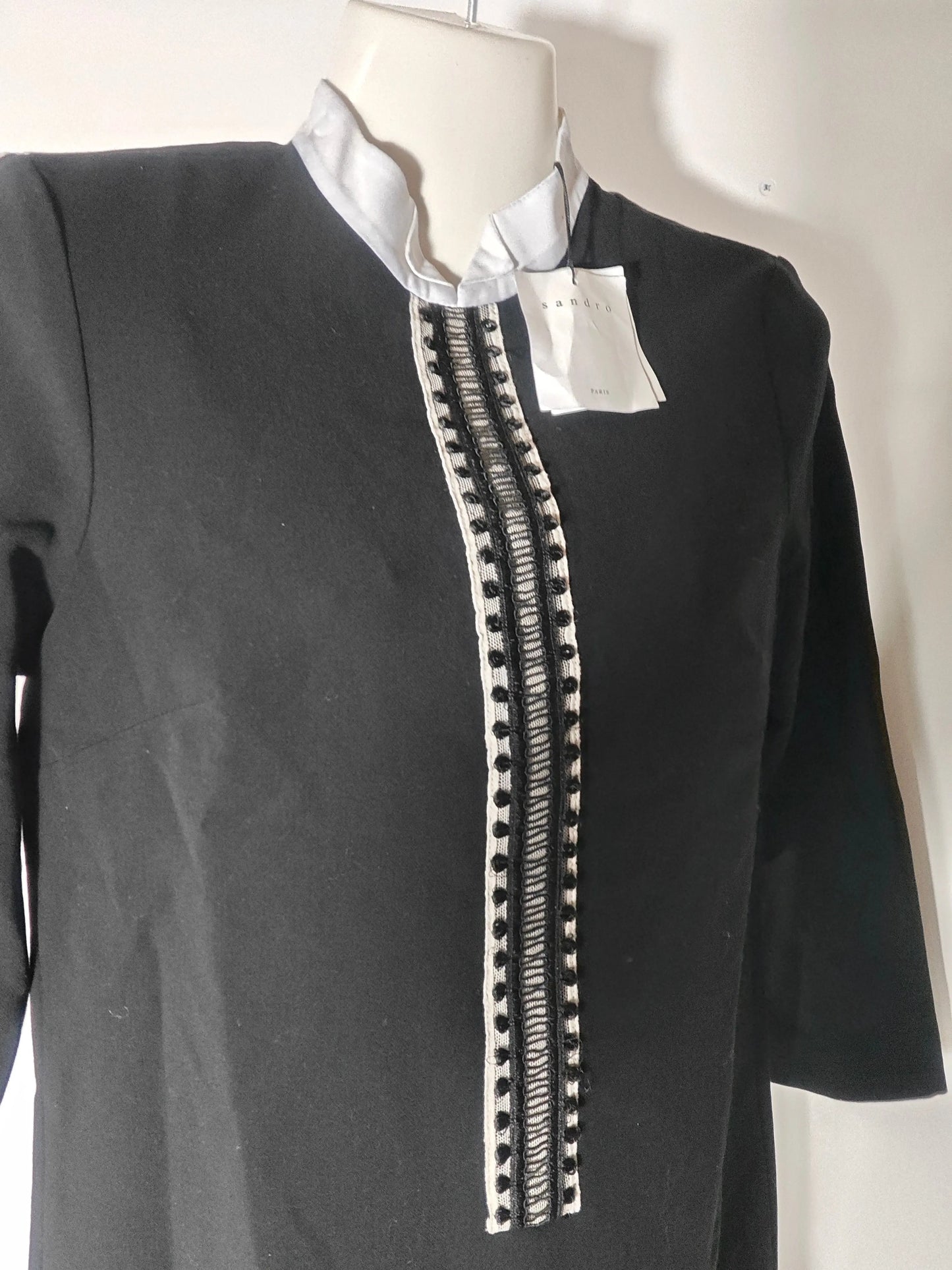 Robe Sandro Paris – noire avec col blanc Sandro