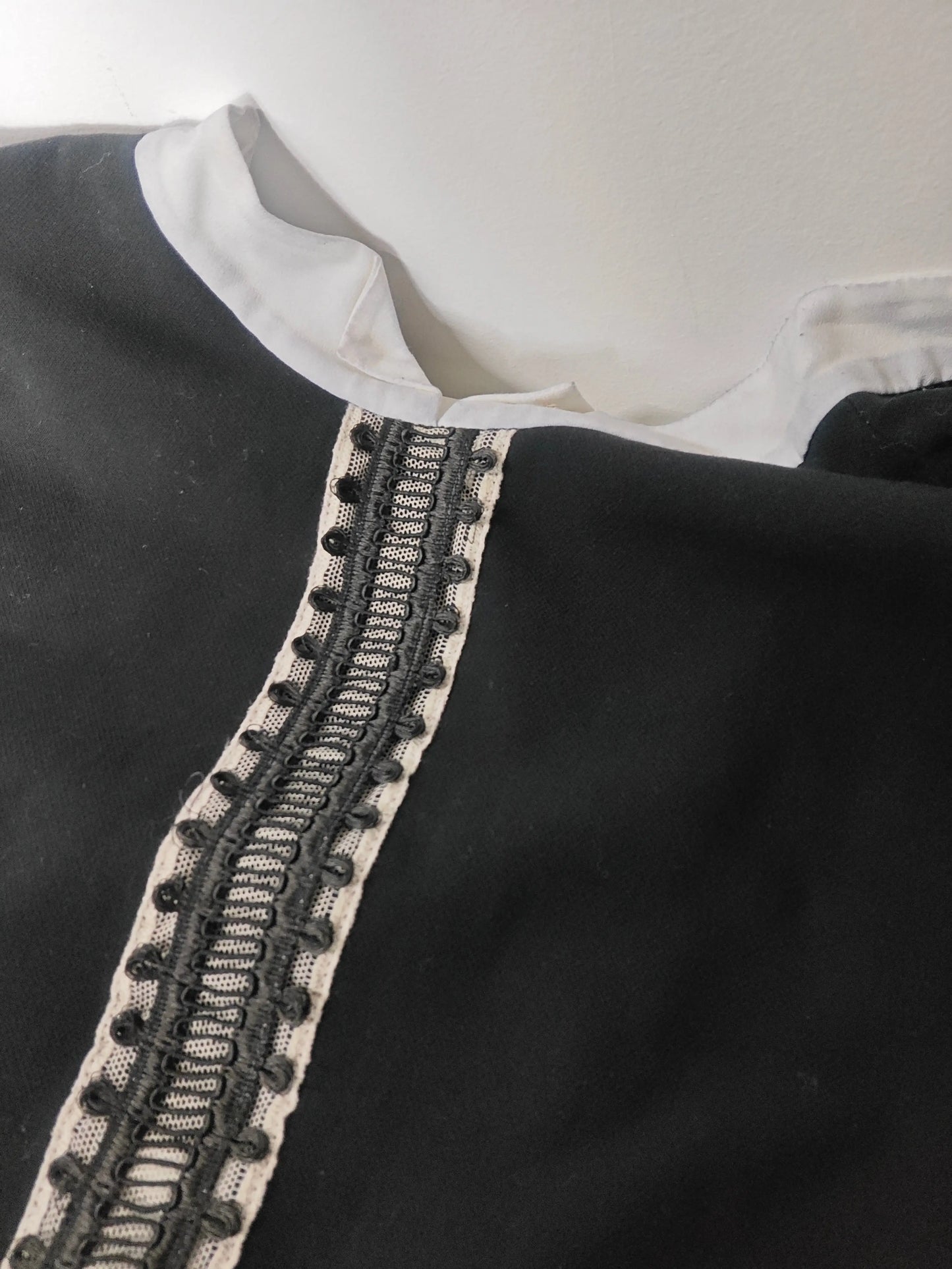 Robe Sandro Paris – noire avec col blanc Sandro