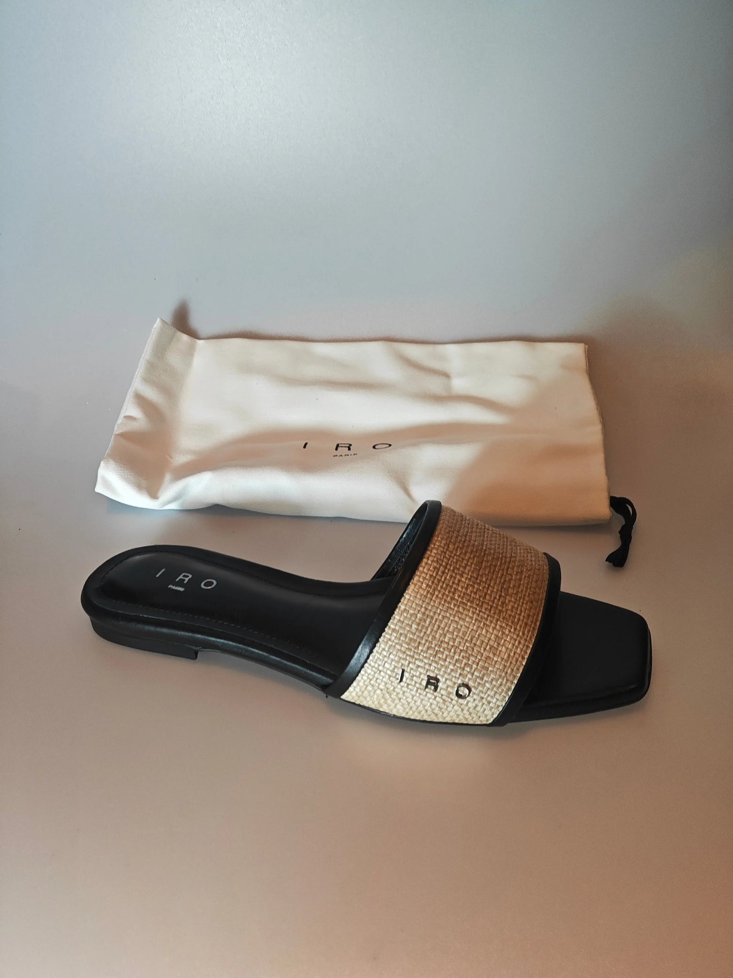 Mules plates IRO Paris raphia & cuir noir – T36 – modèle Raffia – avec pochon IRO