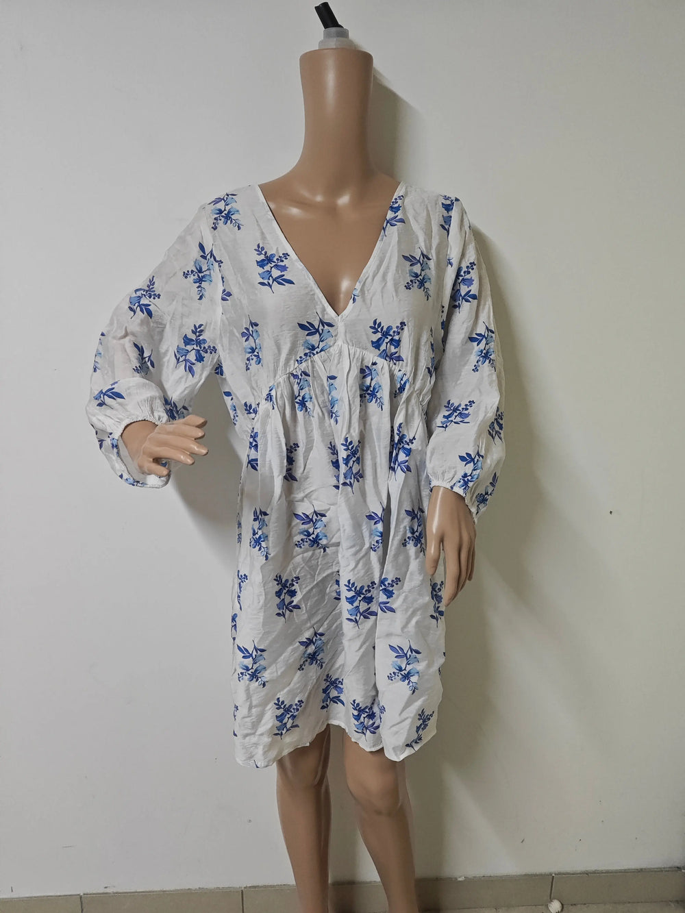 Robe fleurie H&M – blanche à motifs bleus H&M