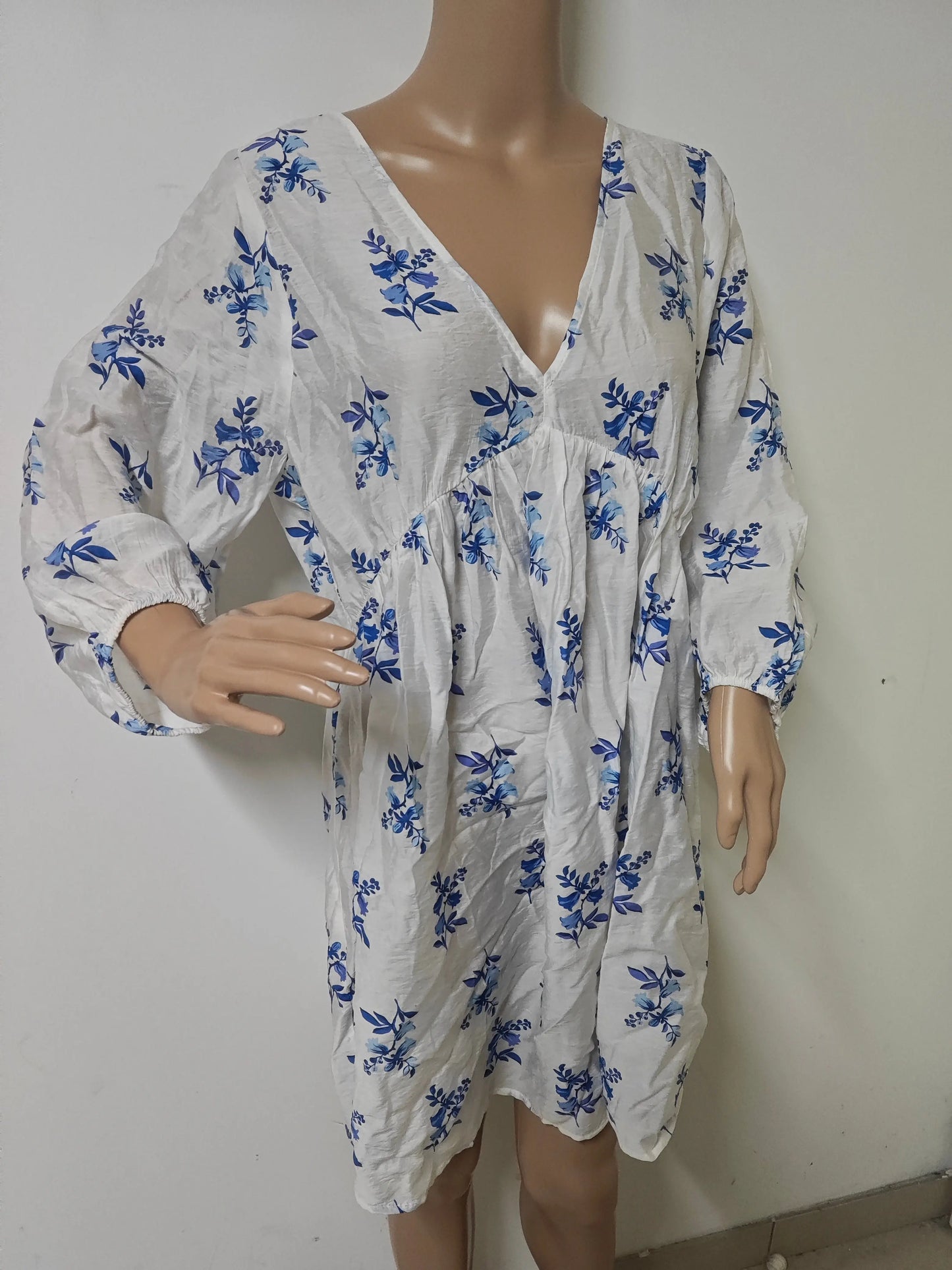 Robe fleurie H&M – blanche à motifs bleus H&M