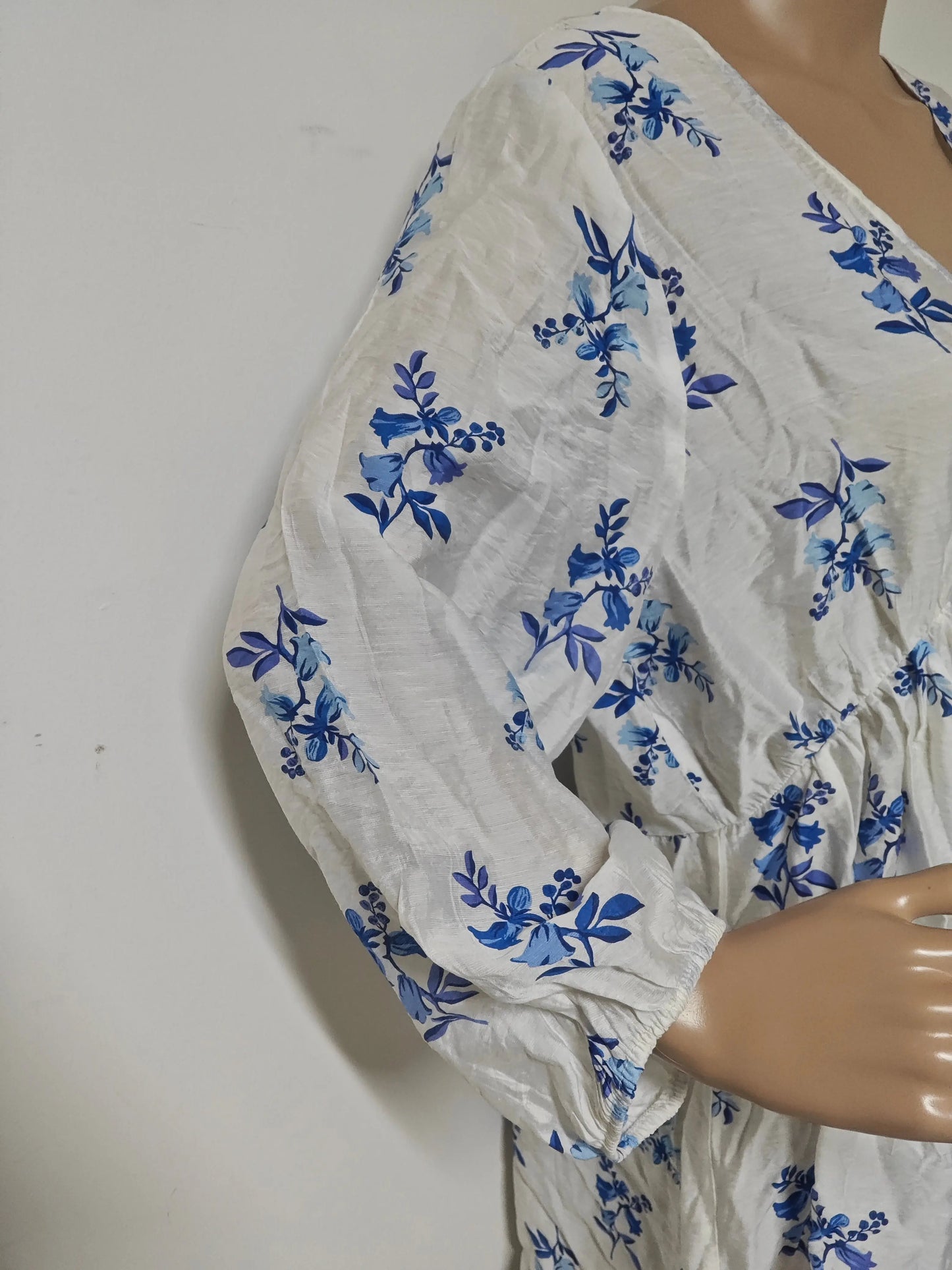 Robe fleurie H&M – blanche à motifs bleus H&M