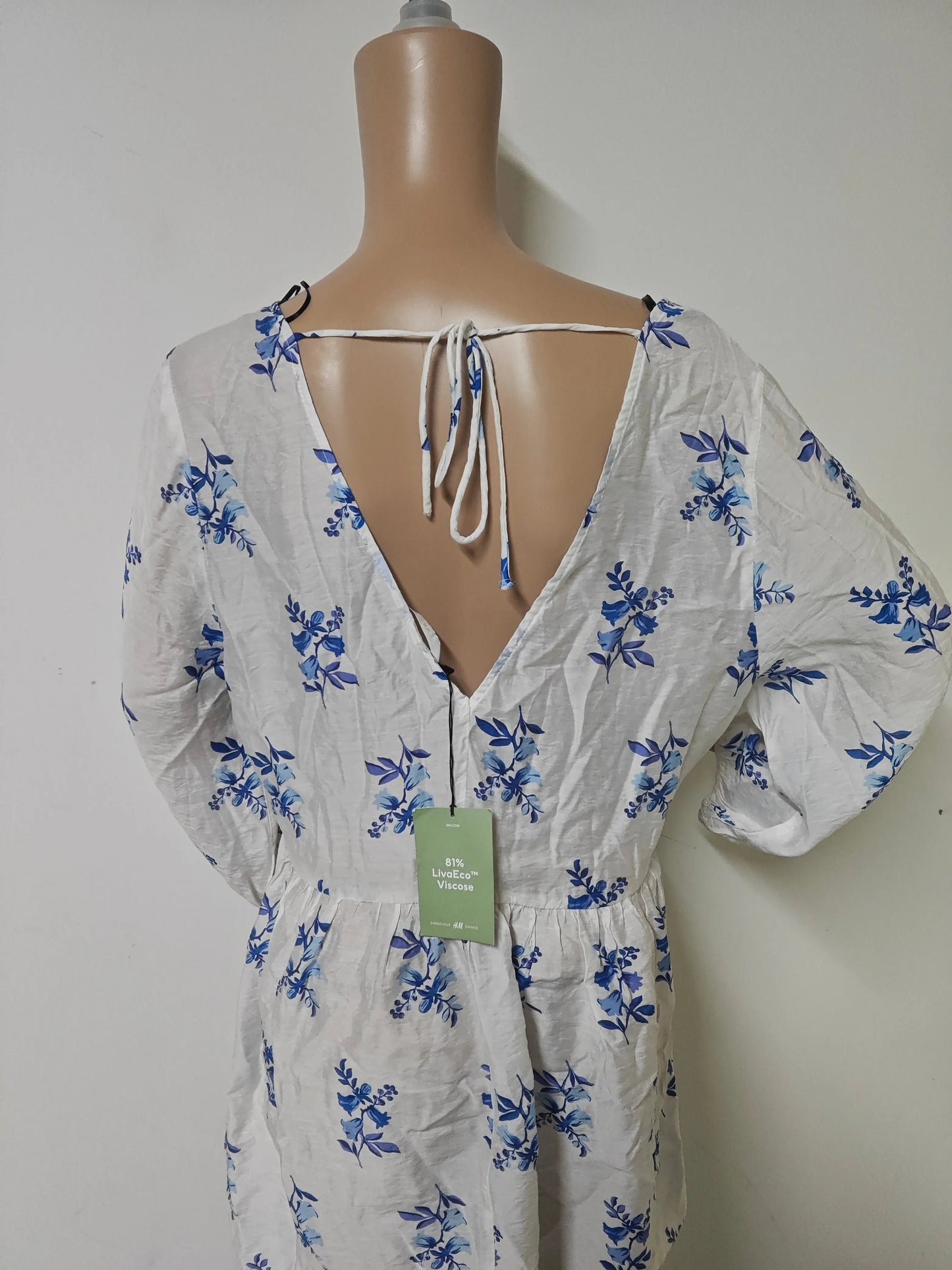 Robe fleurie H&M – blanche à motifs bleus H&M