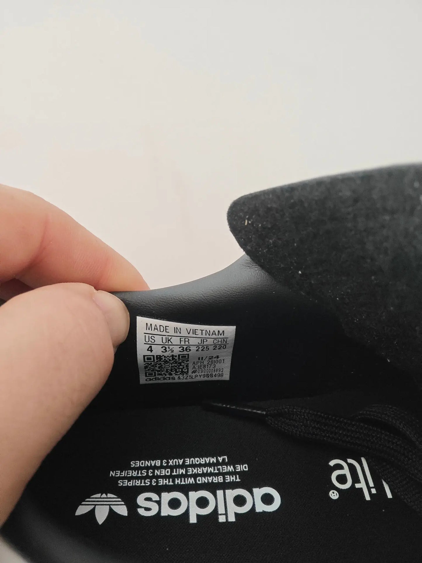 Adidas Stan Smith J neuves – T. 36 – noir/blanc – semelle gomme – boîte Adidas
