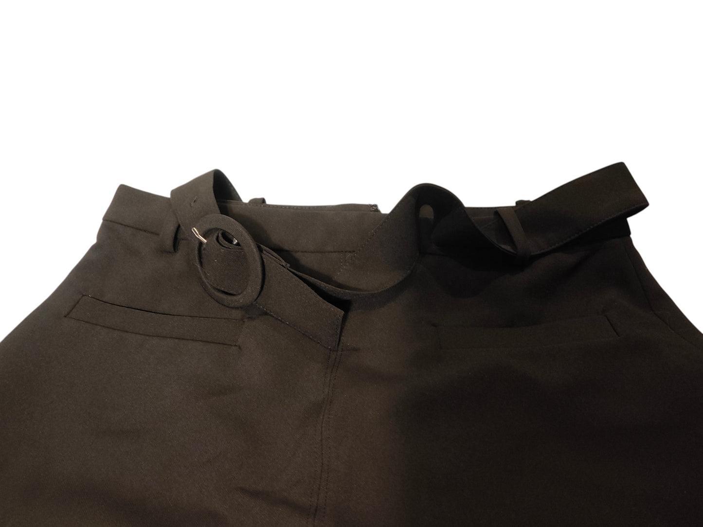 Jupe noire évasée avec ceinture à boucle chic et élégante