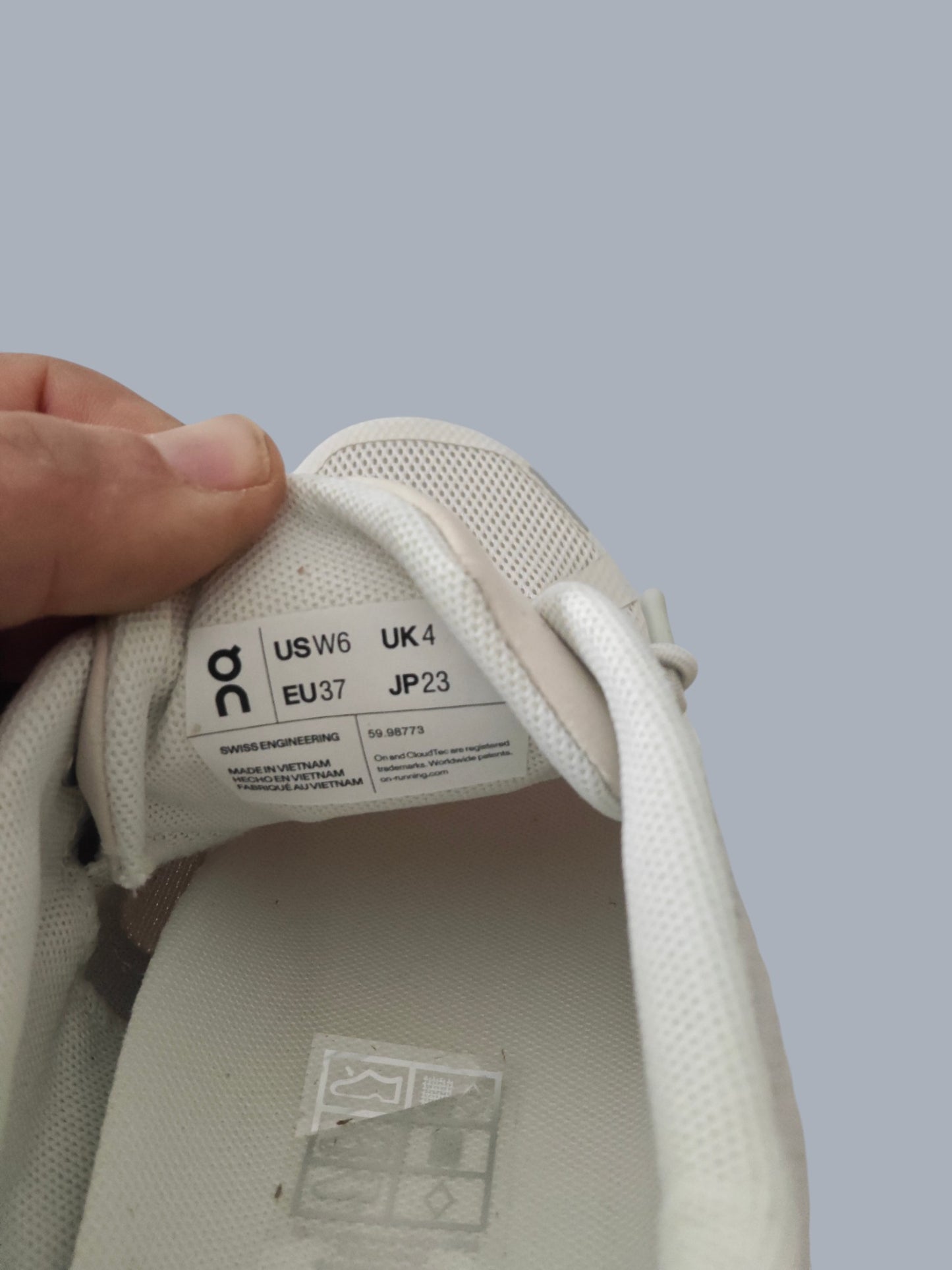 On Running Cloud 5 neuves – blanc/beige – taille 37 – avec boîte