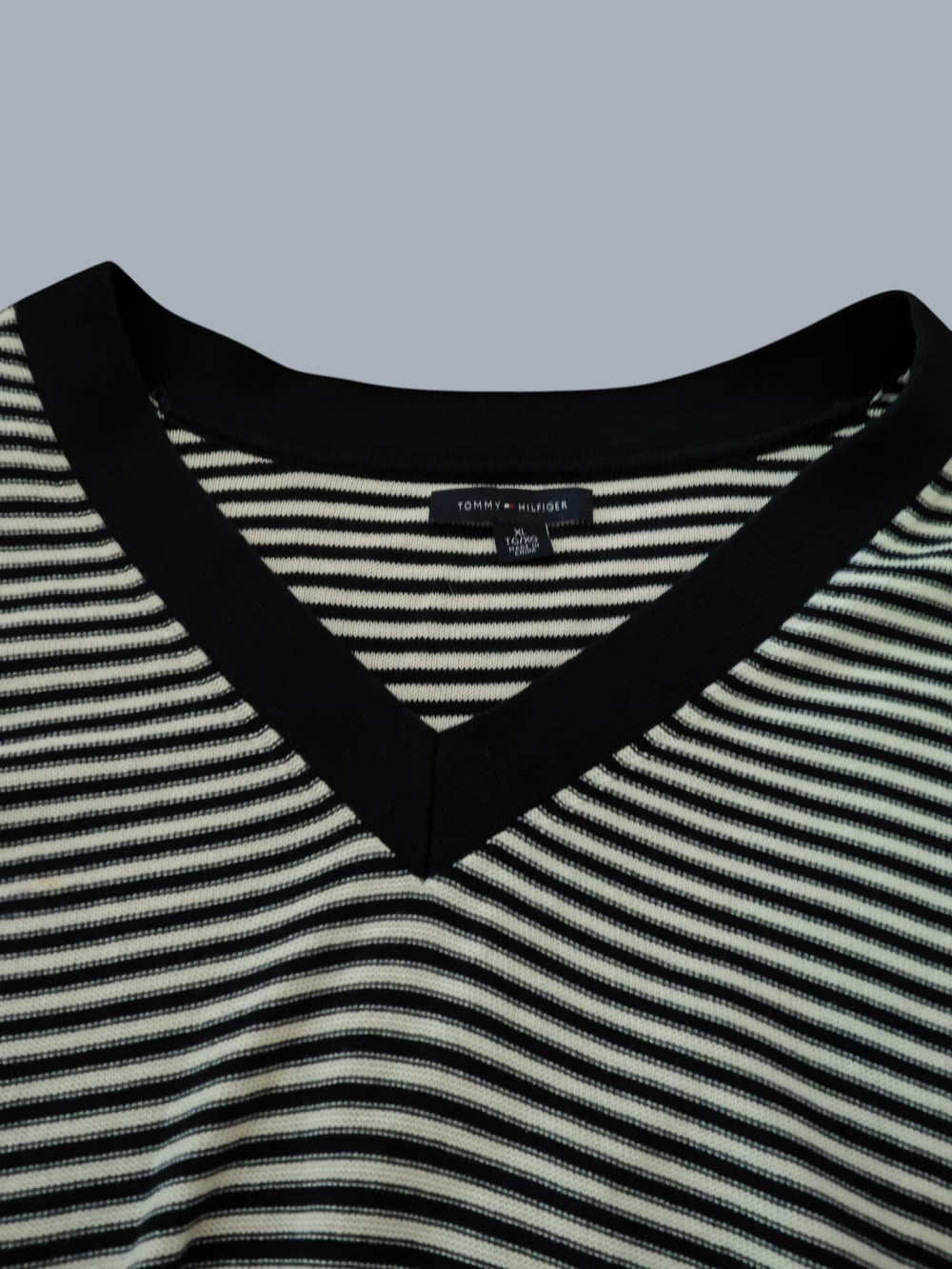 Pull Tommy Hilfiger marinière noir/blanc – col V – taille M SECONDE MAIN
