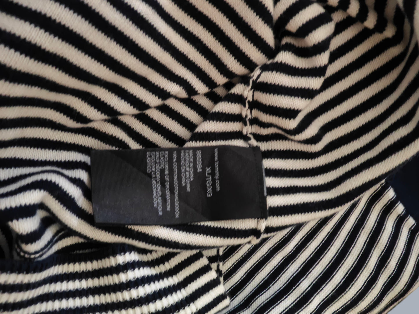 Pull Tommy Hilfiger marinière noir/blanc – col V – taille M SECONDE MAIN
