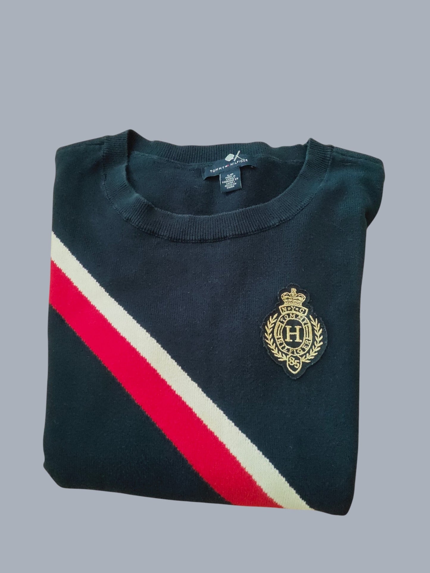 Pull Tommy Hilfiger bleu marine – bande signature + écusson – taille S SECONDE MAIN