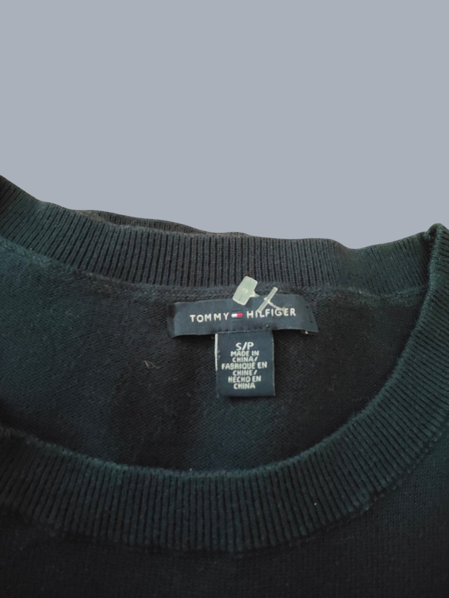 Pull Tommy Hilfiger bleu marine – bande signature + écusson – taille S SECONDE MAIN