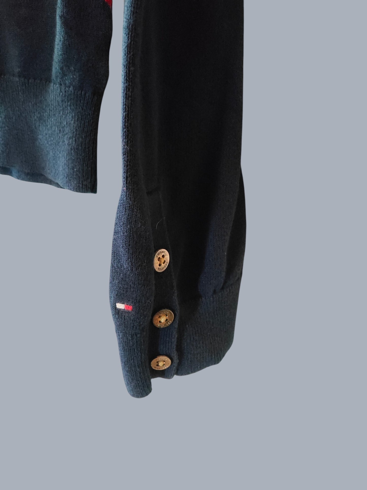Pull Tommy Hilfiger bleu marine – bande signature + écusson – taille S SECONDE MAIN