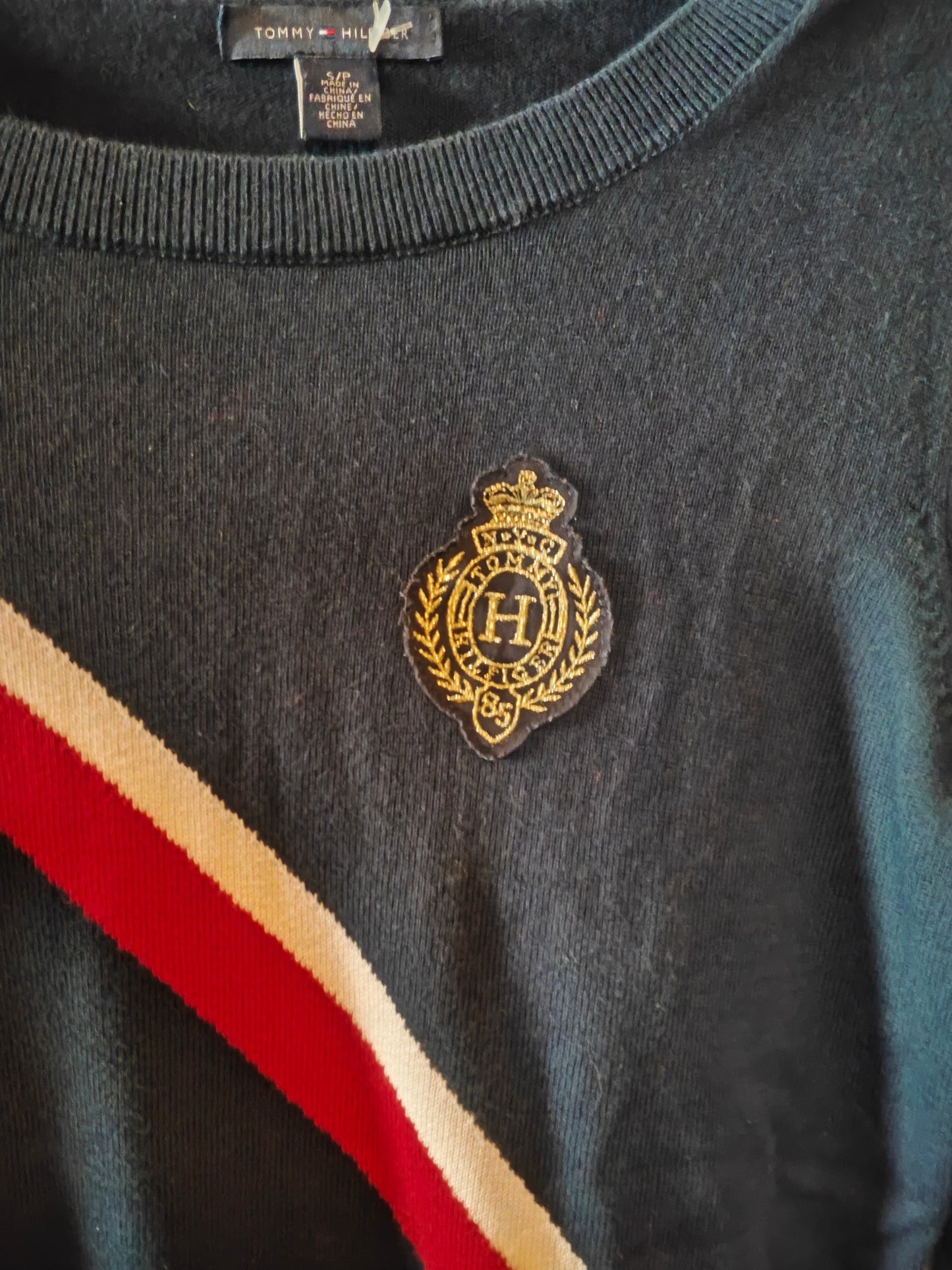 Pull Tommy Hilfiger bleu marine – bande signature + écusson – taille S SECONDE MAIN