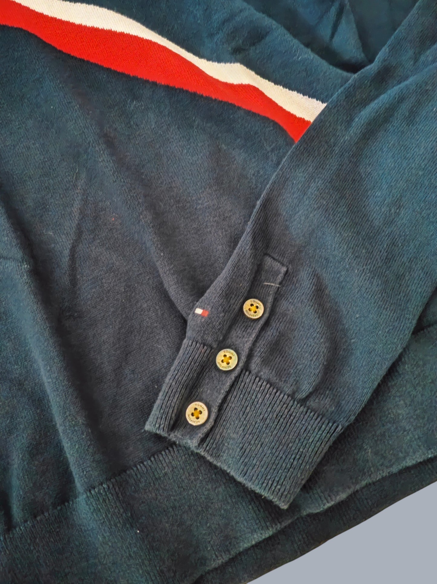 Pull Tommy Hilfiger bleu marine – bande signature + écusson – taille S SECONDE MAIN
