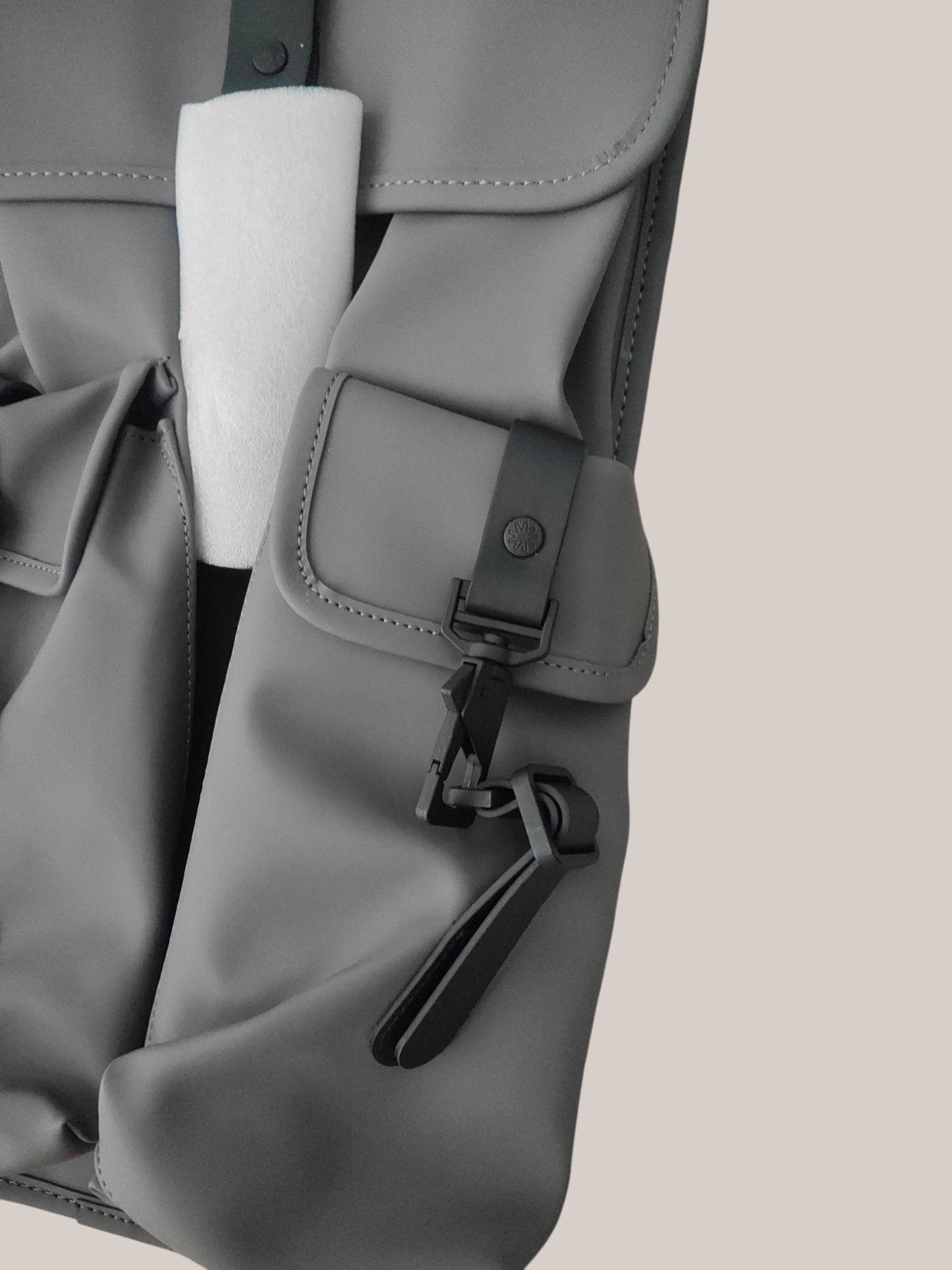 Sac à dos RAINS Rucksack Cargo W3 – Gris – Neuf avec étiquette