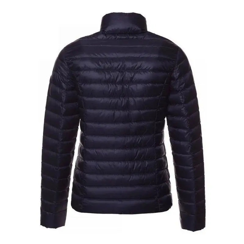 Doudoune bleu marine JOTT avec un col montant et un matelassage horizontal sur l'ensemble.