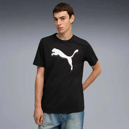 T-shirt noir à logo sur le devant par Nike, porté avec un jean bleu clair.
