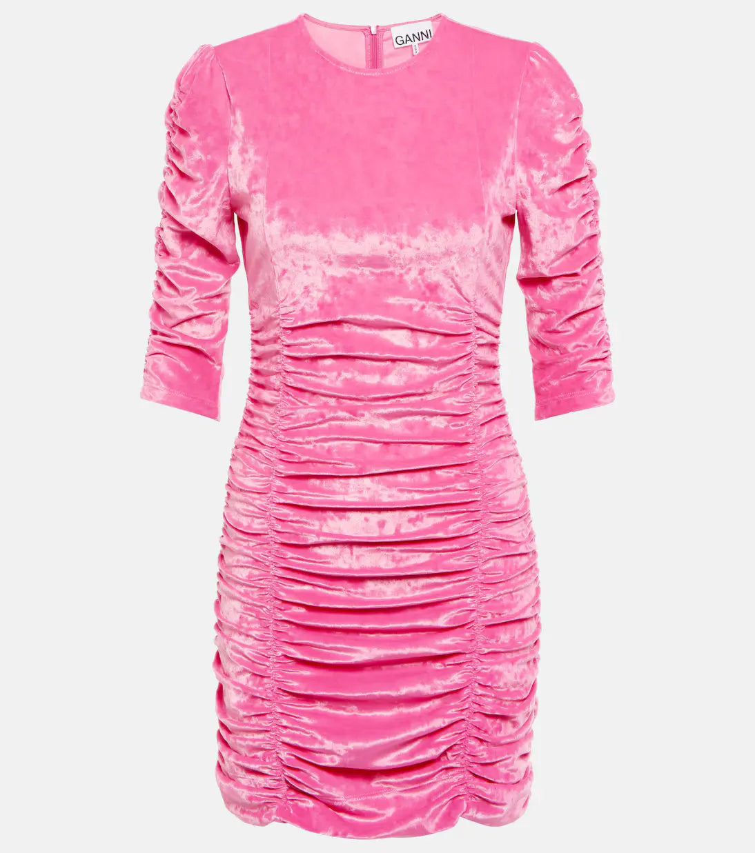Robe rose en velours ruché de Ganni, avec manches trois-quarts froncées et une coupe moulante.
