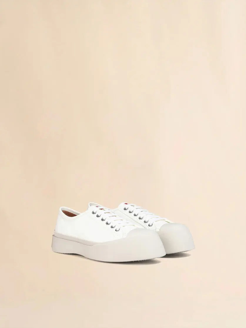 Baskets blanches en cuir nappa de Marni, lacets blancs et semelle épaisse ton sur ton.