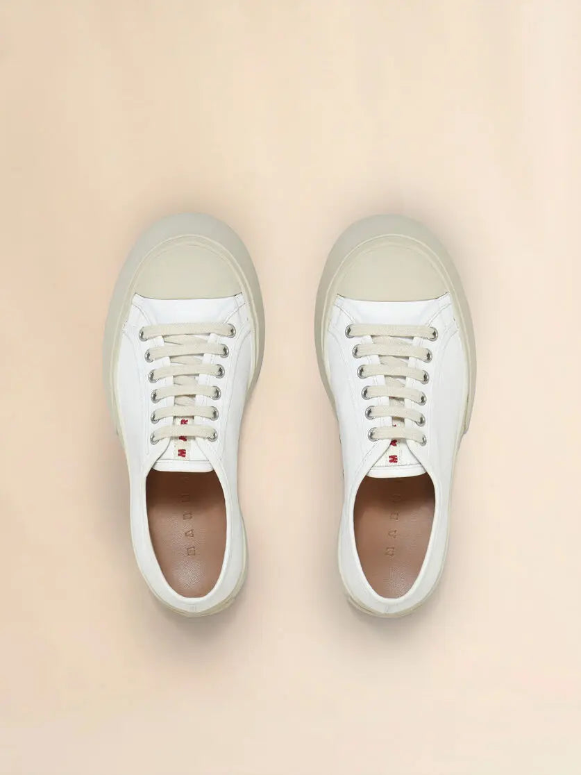 Baskets Marni Pablo en cuir nappa blanc de Marni, avec des lacets beiges.